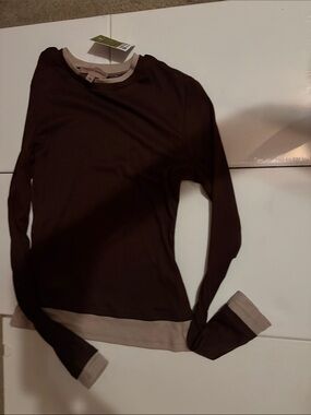 Women's Brown Long-Sleeve Contrast-Trim Tee